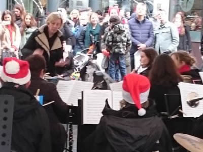 Gallery : Some festive entertainment for the local shoppers